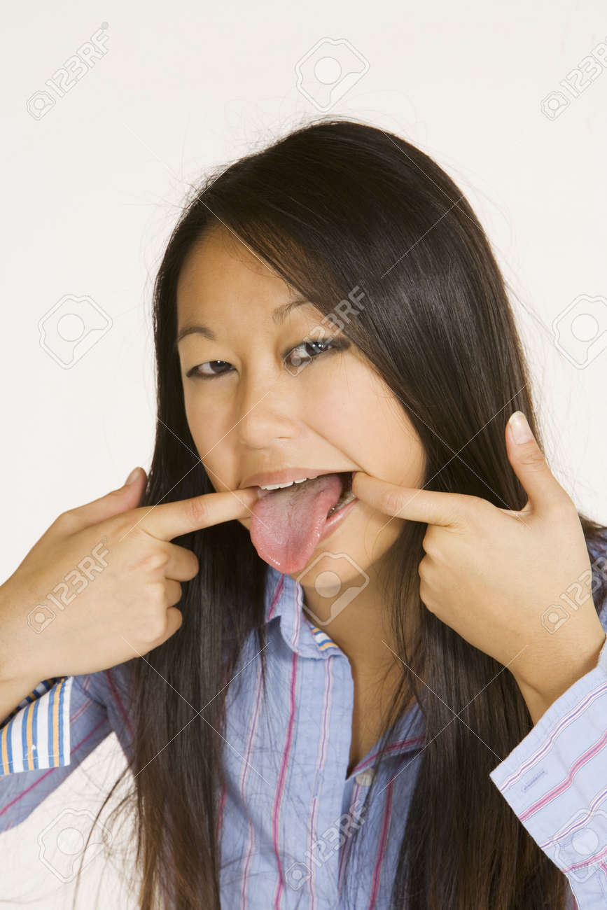 舌出す　女 アジアの女性の愚かな顔を作ると舌を出すの写真素材・画像素材 Image 672384