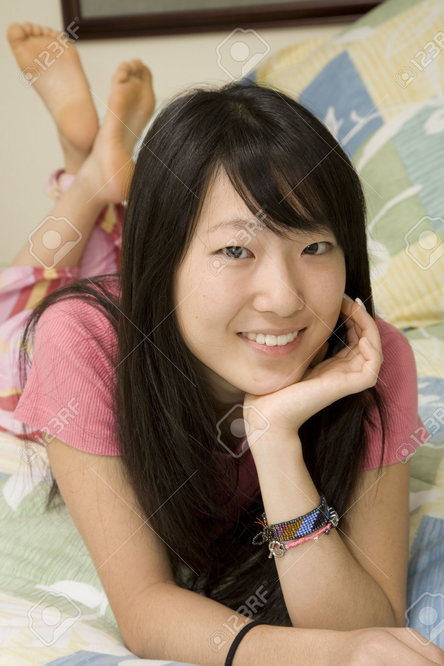 ASIAN GIRL SHOWS HER BOTTOM Moms anal adventure tube