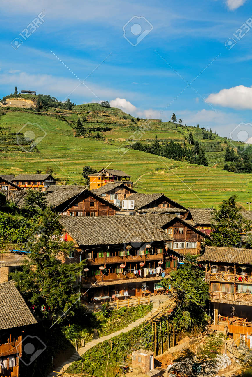 村の平安 ドラゴンのバックボーンの棚田 または中国語で龍脊棚田の一部にある広西チワン族自治区桂林北別名中国広西省 の写真素材 画像素材 Image