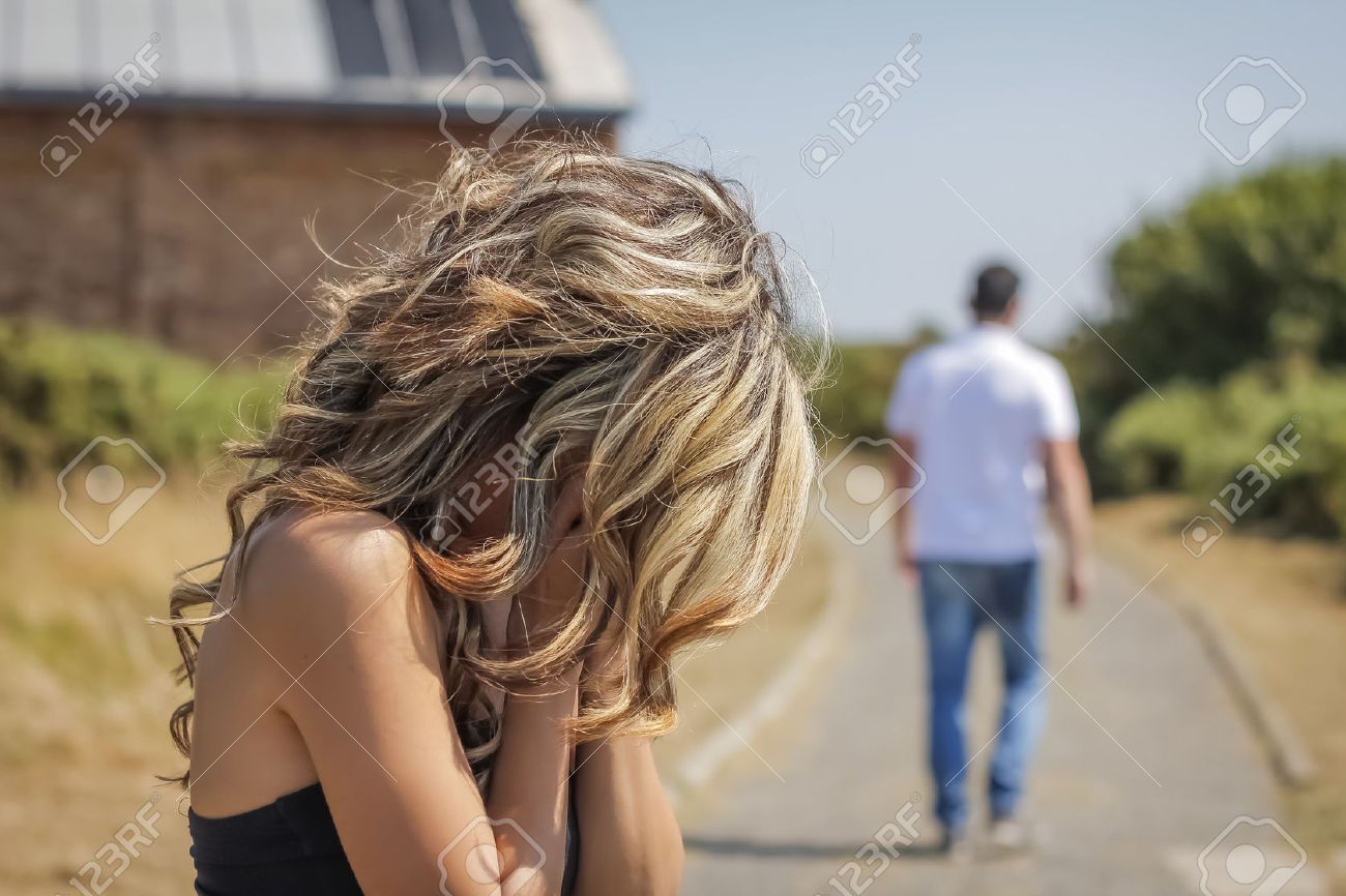 フォーカス泣いている怒っている人は喧嘩した背景に残したままで不幸な女性 の写真素材 画像素材 Image