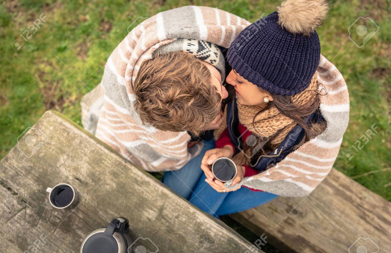 寒い日の屋外キス ホット飲料とストライプの毛布の下に若いカップルの上からの眺め の写真素材 画像素材 Image 寒い日の屋外キス ホット飲料とストライプの毛布の下に若いカップルの上からの眺め の写真素材 画像素材 Image