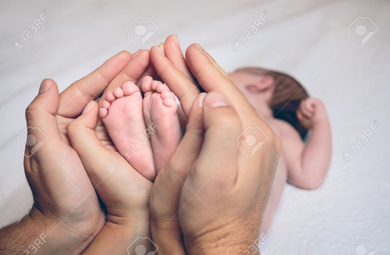 Gros Plan Des Parents Mains Tenant Les Pieds De Bebe Nouveau Ne Couche Sur Un Lit Famille Et Le Concept De Soins De Bebe Banque D Images Et Photos Libres De Droits Image
