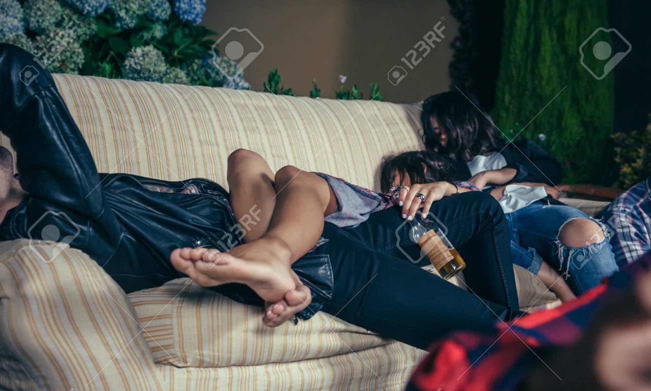Close Up De Joven Mujer Borracha Durmiendo En Un Sofá Sobre Sus Amigos  Después De Fiesta Al Aire Libre. Diversión Y Alcohol Y Problemas De Drogas  Concepto. Fotos, retratos, imágenes y fotografía