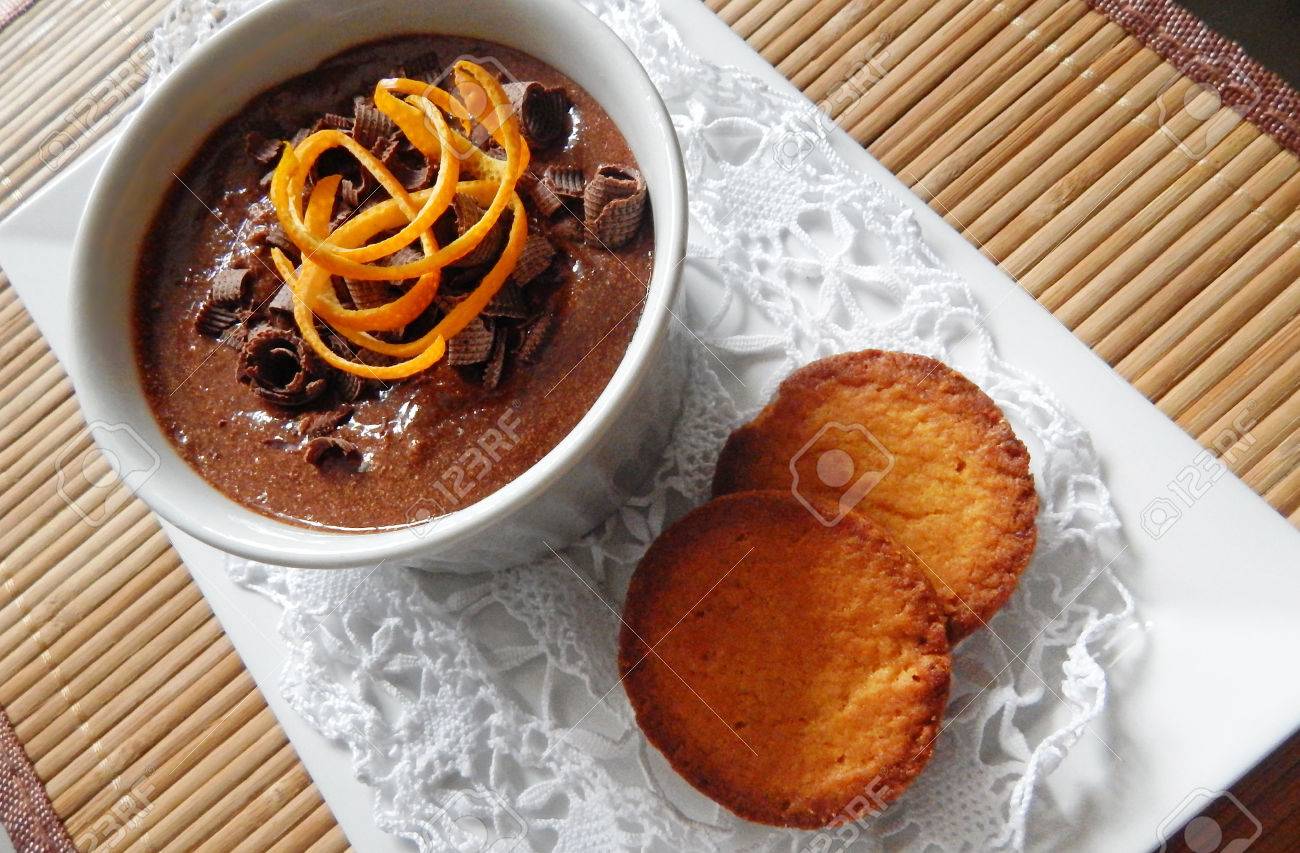 Mousse Au Chocolat Avec Orange Zest Et Au Beurre Biscuits Stock