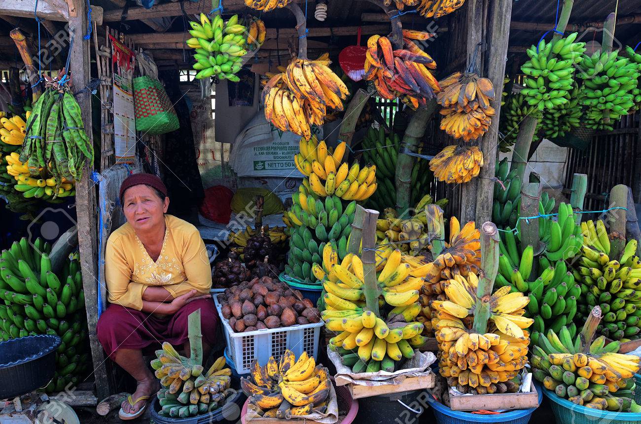 女性のマウント カウィ マランは インドネシア東ジャワ州の観光スポット Rilegius でバナナを売って の写真素材 画像素材 Image