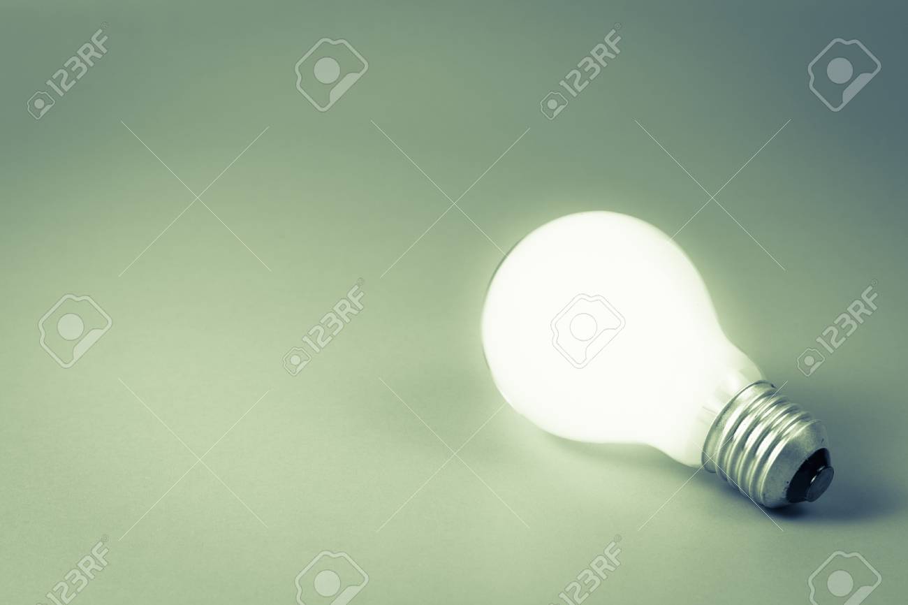 La luce bianca lampadina su sfondo verde, colore retrò foto royalty ... La luce bianca