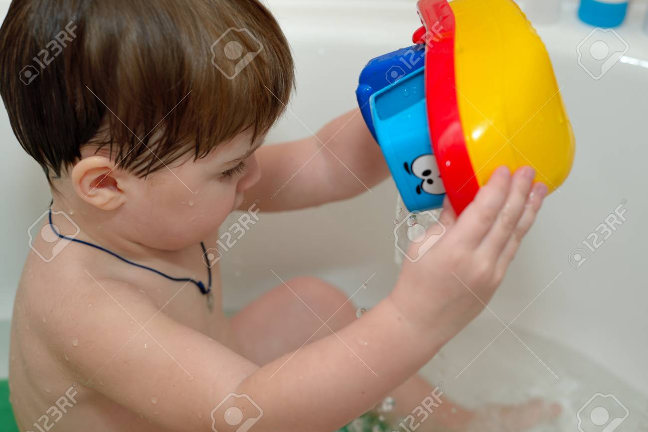 Bebe Joue Dans Le Bain Avec Un Bateau De Jouet Banque D Images Et Photos Libres De Droits Image