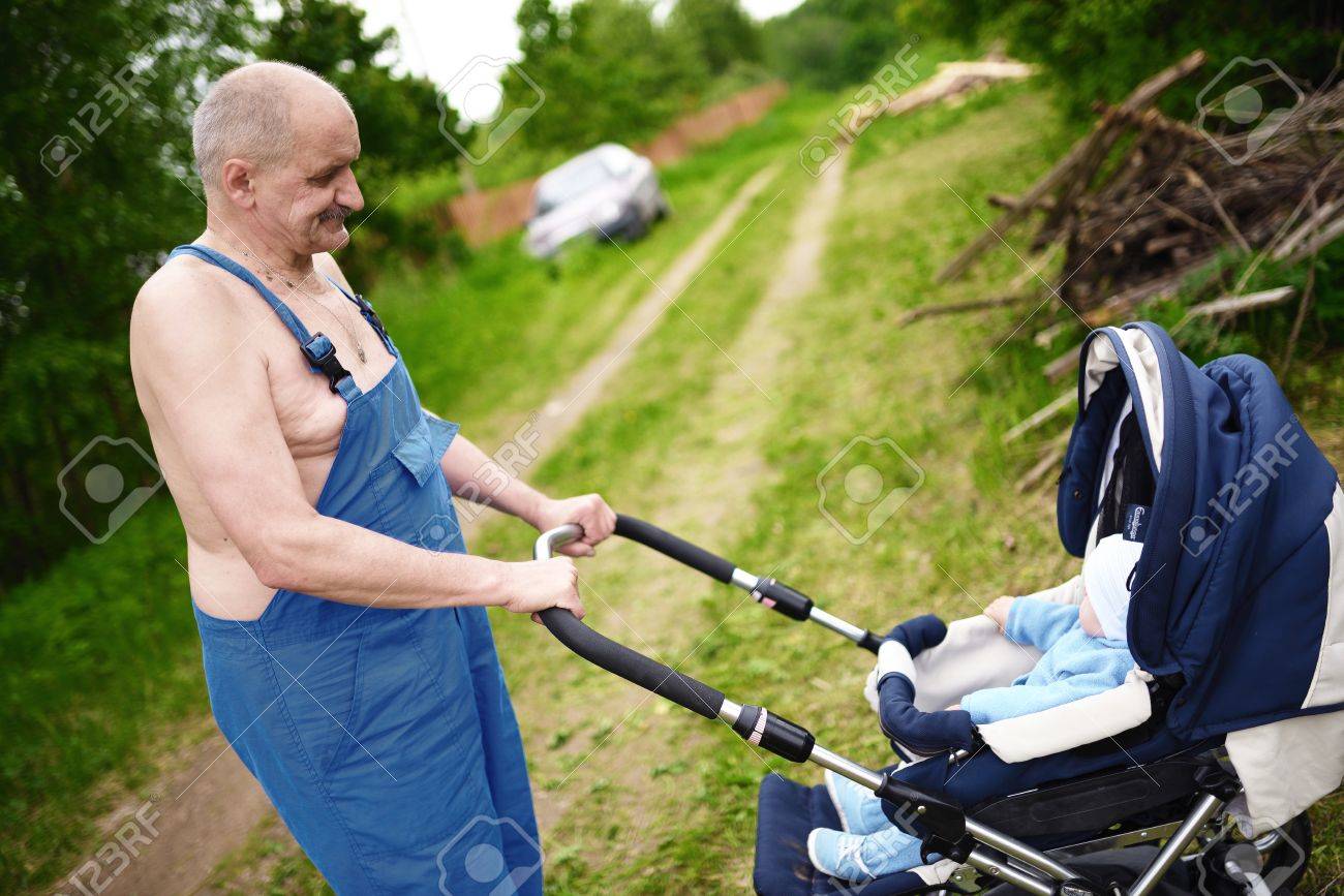 Rural Grossvater Einen Kinderwagen Schieben Lizenzfreie Fotos Bilder Und Stock Fotografie Image 47110173