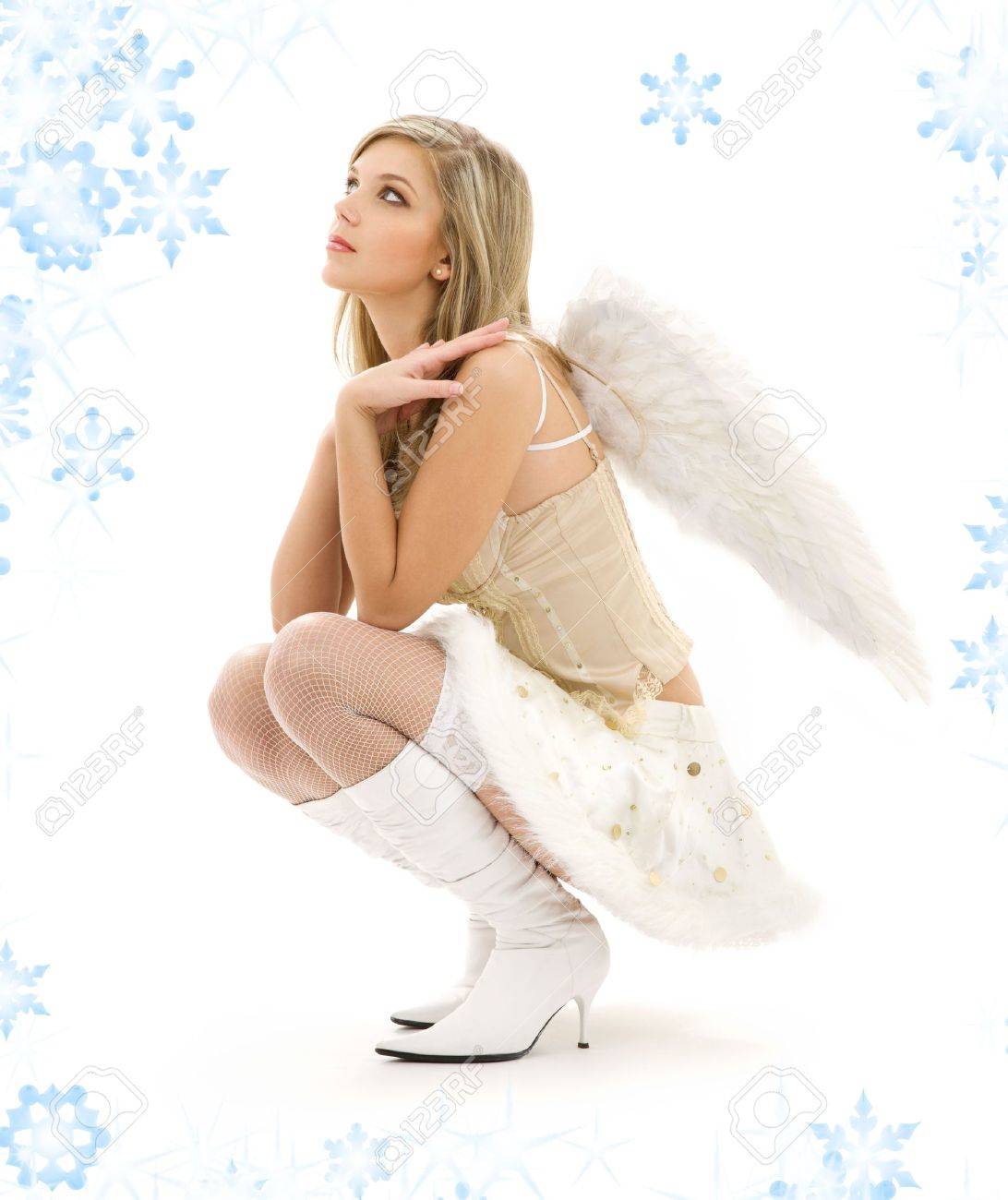 毛皮のようなスカートとコルセットの素敵な天使の女の子の画像 の写真素材 画像素材 Image