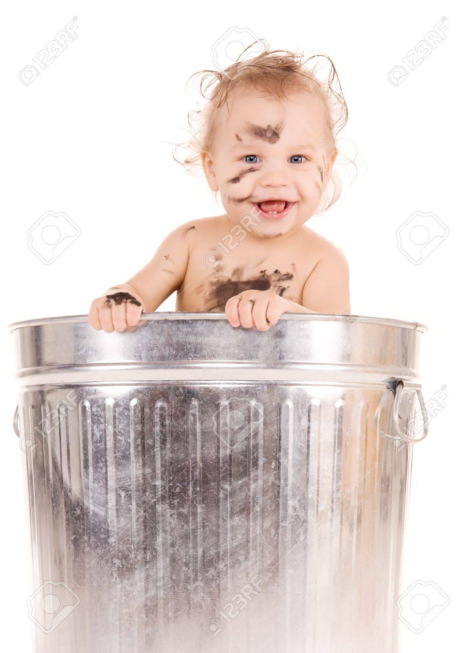 Photo De Bebe Adorable Dans La Poubelle Banque D Images Et Photos Libres De Droits Image