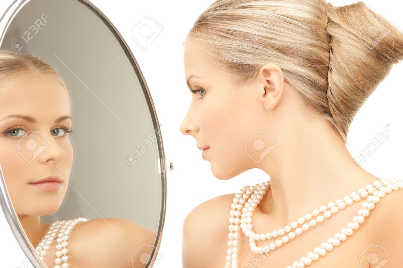 真珠と鏡を見てからネックレスを持つ女性 の写真素材 画像素材 Image