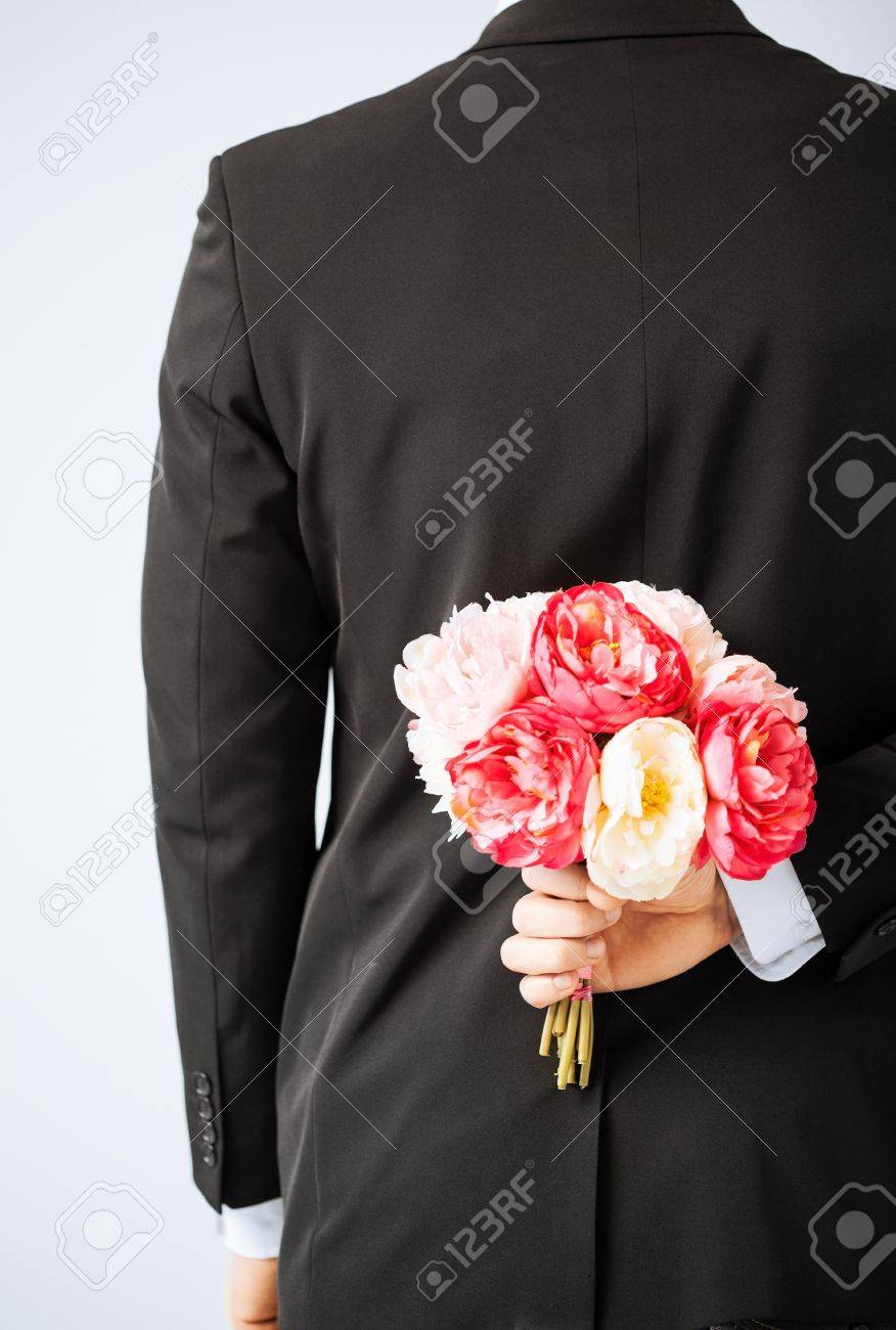 Homme Cachant Bouquet De Fleurs Derrière Son Dos