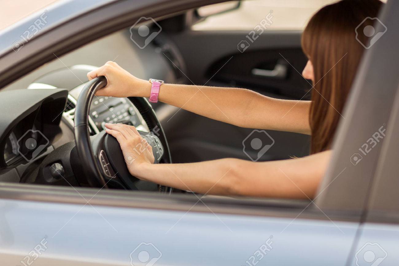 ホーンボタンに手を輸送 車両のコンセプト 車を運転の女性 の写真素材 画像素材 Image ホーンボタンに手を輸送 車両のコンセプト 車を運転の女性 の写真素材 画像素材 Image