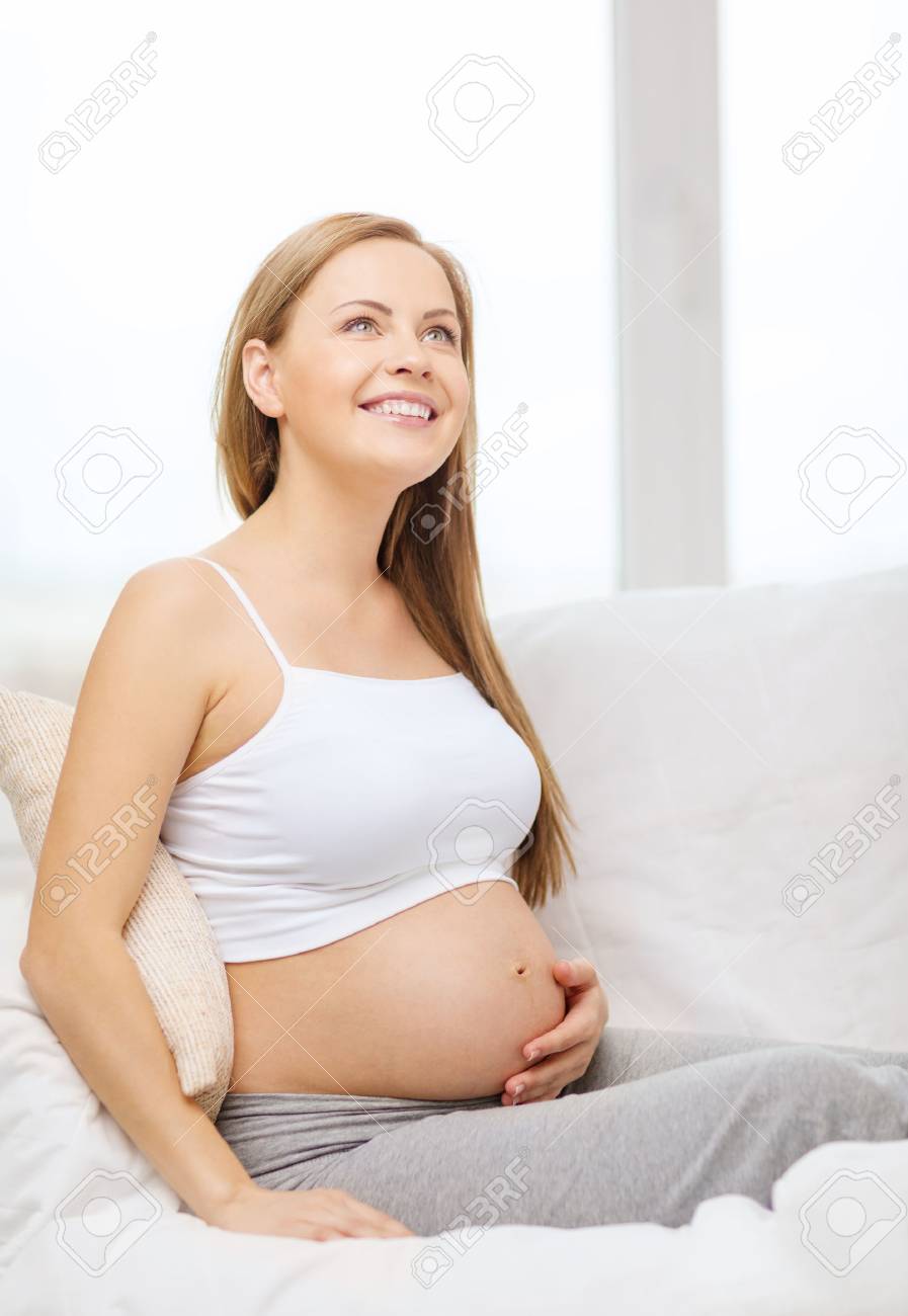 Immagini Stock - La Gravidanza, La Maternità E Il Concetto Di Felicità -  Felice Donna Incinta Seduta Sul Divano E Toccando Il Ventre E Sognare.  Image 25626010
