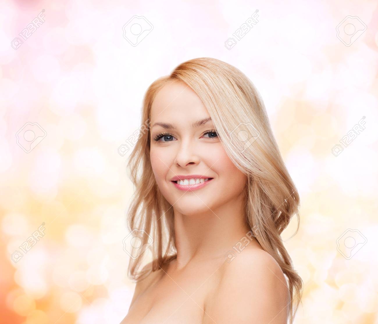 Immagini Stock Primo Piano Del Viso Pulito E Le Spalle Di Bella Giovane Donna Image 26342055