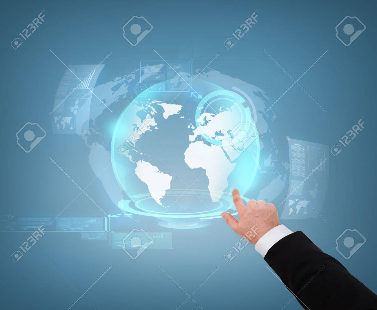 Entreprise et le futur concept de la technologie près d'homme d'affaires pointant vers globe hologramme Entreprise et le futur concept de la technologie près d'homme d'affaires pointant vers globe hologramme