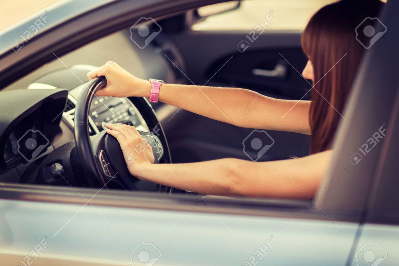 ホーンボタンに手を輸送 車両のコンセプト 車を運転の女性 の写真素材 画像素材 Image