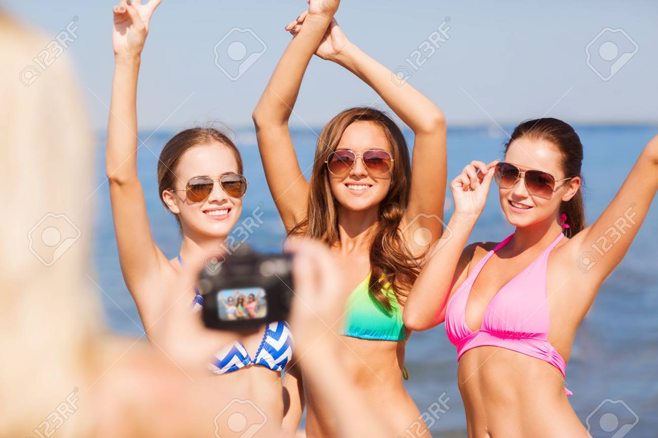 Sommerferien Urlaub Gestik Und Personen Konzept Gruppe Von Lachelnden Frauen Fotografieren Mit Kamera Und Zeigt Frieden Seufzer Am Strand Lizenzfreie Fotos Bilder Und Stock Fotografie Image 31274960