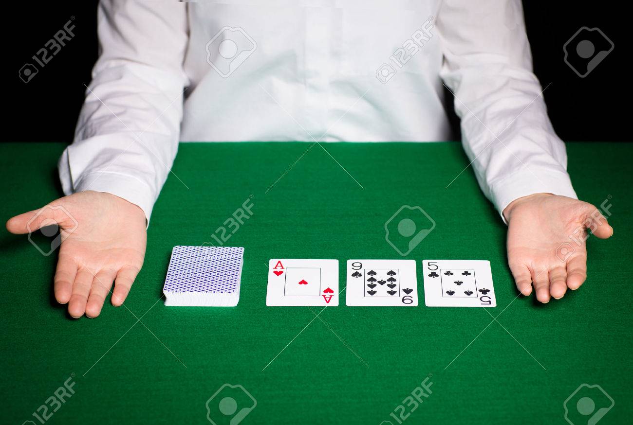 カジノ 火かき棒 人々 エンターテイメントの概念 はトランプのホールデム ディーラーのクローズ アップ の写真素材 画像素材 Image