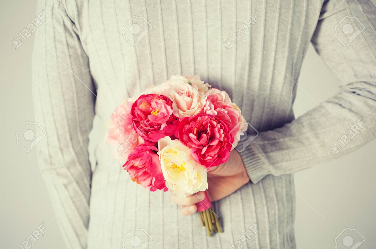 Lhomme Se Cachant Bouquet De Fleurs Derrière Son Dos