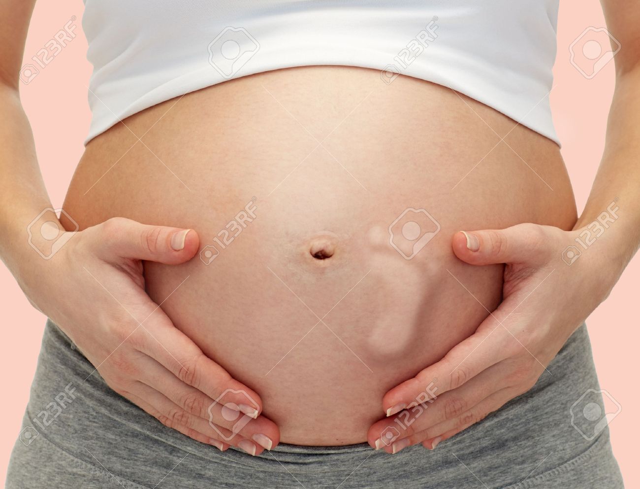 La Grossesse La Maternite Les Gens Et Le Concept De L Attente Rapproche De La Femme Enceinte De Toucher Son Ventre Nu Avec Coups De Pied Empreinte Bebe Sur Fond Rose Banque La Grossesse La Maternite Les Gens Et Le Concept De L Attente Rapproche De La Femme Enceinte De Toucher Son Ventre Nu Avec Coups De Pied Empreinte Bebe Sur Fond Rose Banque
