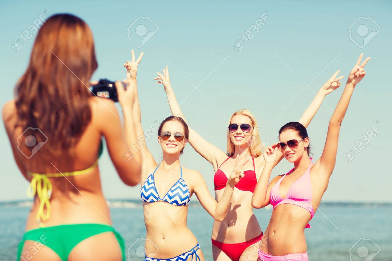 Sommer Urlaub Ferien Gestik Und Menschen Konzept Gruppe Von Lachelnden Frauen Fotografieren Mit Kamera Und Zeigt Frieden Seufzer Am Strand Lizenzfreie Fotos Bilder Und Stock Fotografie Image 38676483