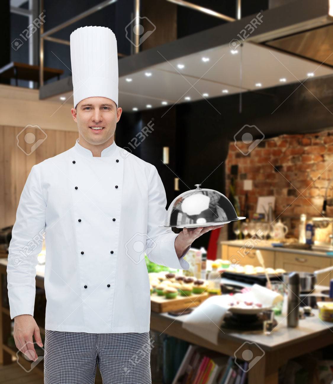 料理 職業 人のコンセプト 幸せな男性シェフ クック レストラン キッチン持株クローシュ の写真素材 画像素材 Image