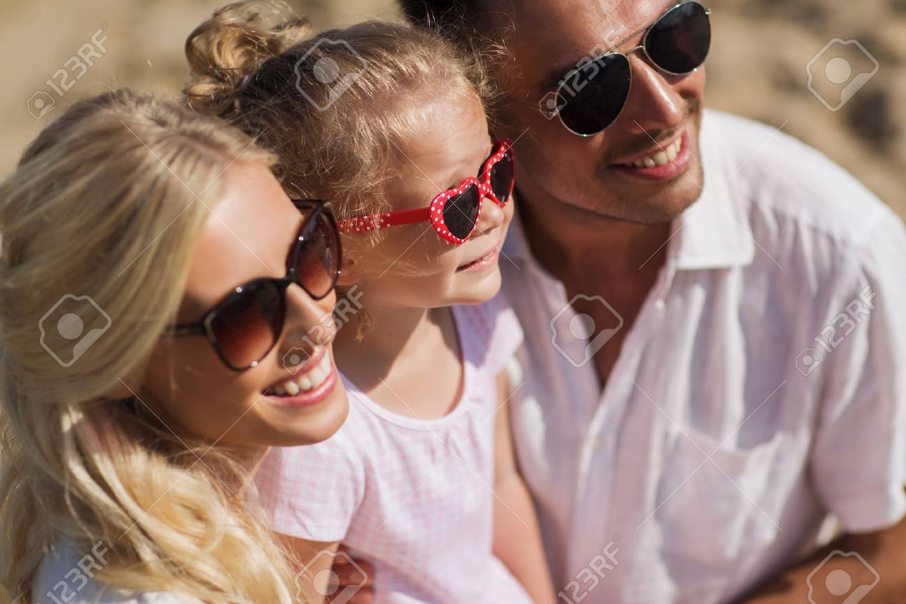 家族 休暇 採用 人のコンセプト 幸せな男 女 サングラス夏のビーチの女の子 の写真素材 画像素材 Image