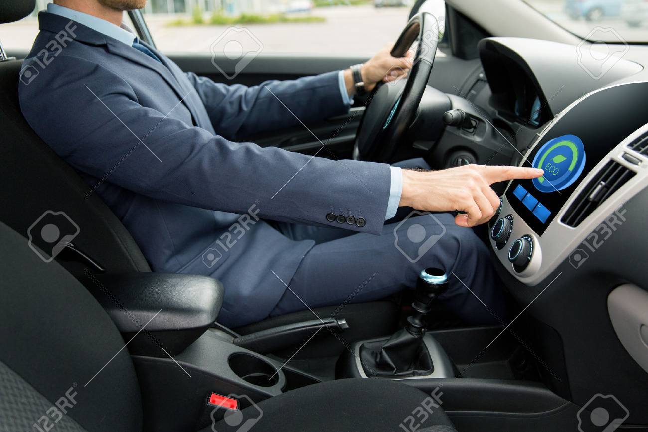 交通 ビジネス旅行 技術と人のコンセプト 車の運転と車 Eco モードのシステム設定ダッシュ ボード コンピューターの画面を調整するスーツを着た若い男のクローズ アップ の写真素材 画像素材 Image 交通 ビジネス旅行 技術と人のコンセプト 車の運転と車 Eco モードのシステム設定ダッシュ ボード コンピューターの画面を調整するスーツを着た若い男のクローズ アップ の写真素材 画像素材 Image
