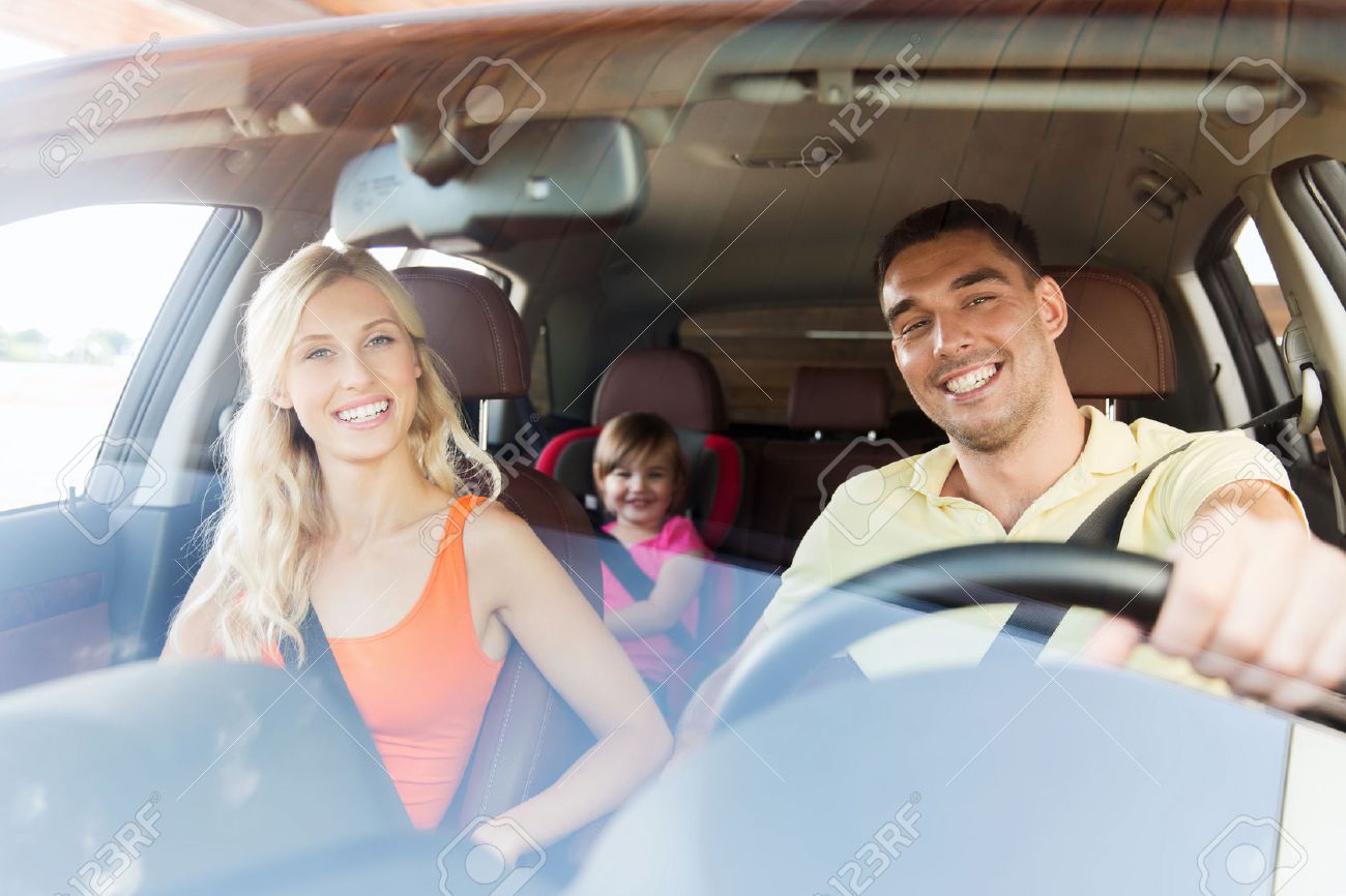 Familie Verkehr Sicherheit Strasse Reise Und Personen Konzept Glucklicher Mann Und Frau Mit Kind In Auto Antreiben Lizenzfreie Fotos Bilder Und Stock Fotografie Image 48854090