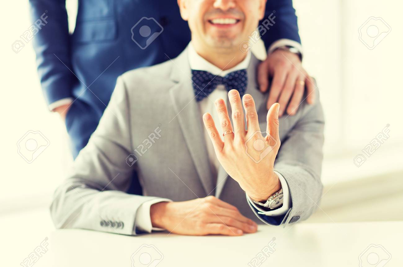 肩に手を置くことで結婚指輪の男性同性愛者のカップルの人 愛の概念 同性結婚 同性愛の祭典をクローズ アップ の写真素材 画像素材 Image