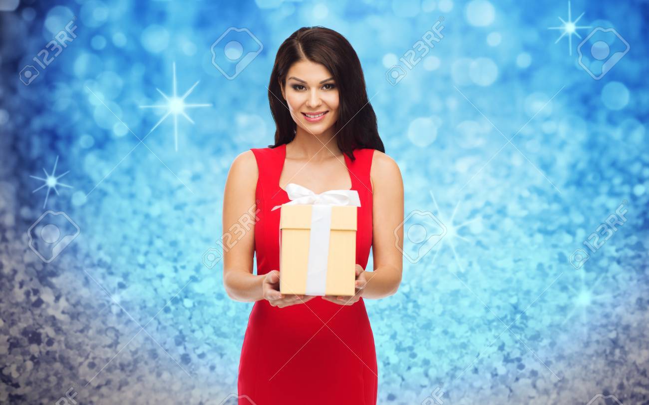 Gente Fiestas Cumpleanos Y Celebracion Concepto Mujer Atractiva En El Vestido Rojo Con Caja De Regalo De Mas Brillo Azul Y Fondo De Las Luces Fotos Retratos Imagenes Y Fotografia De