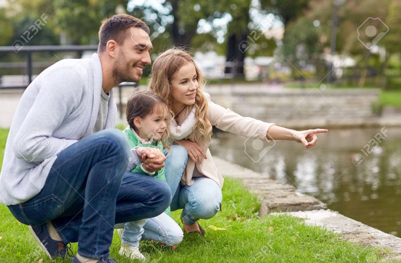 家族、親子関係、レジャー、人コンセプト - 幸せな母、父と少女夏公園 