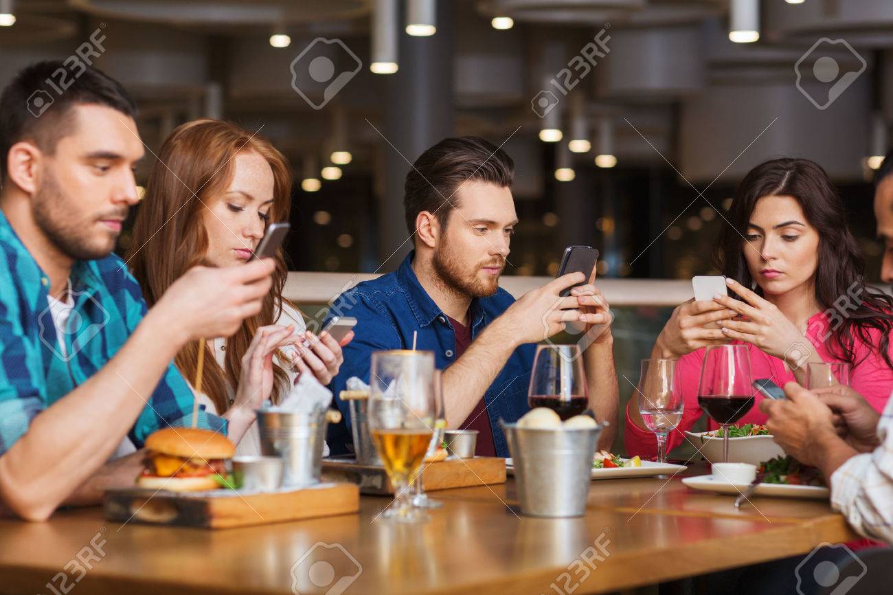 52680954-loisirs-technologie-mode-de-vie-et-les-gens-concept-amis-avec-smartphones-d%C3%AEner-au-restaurant.jpg