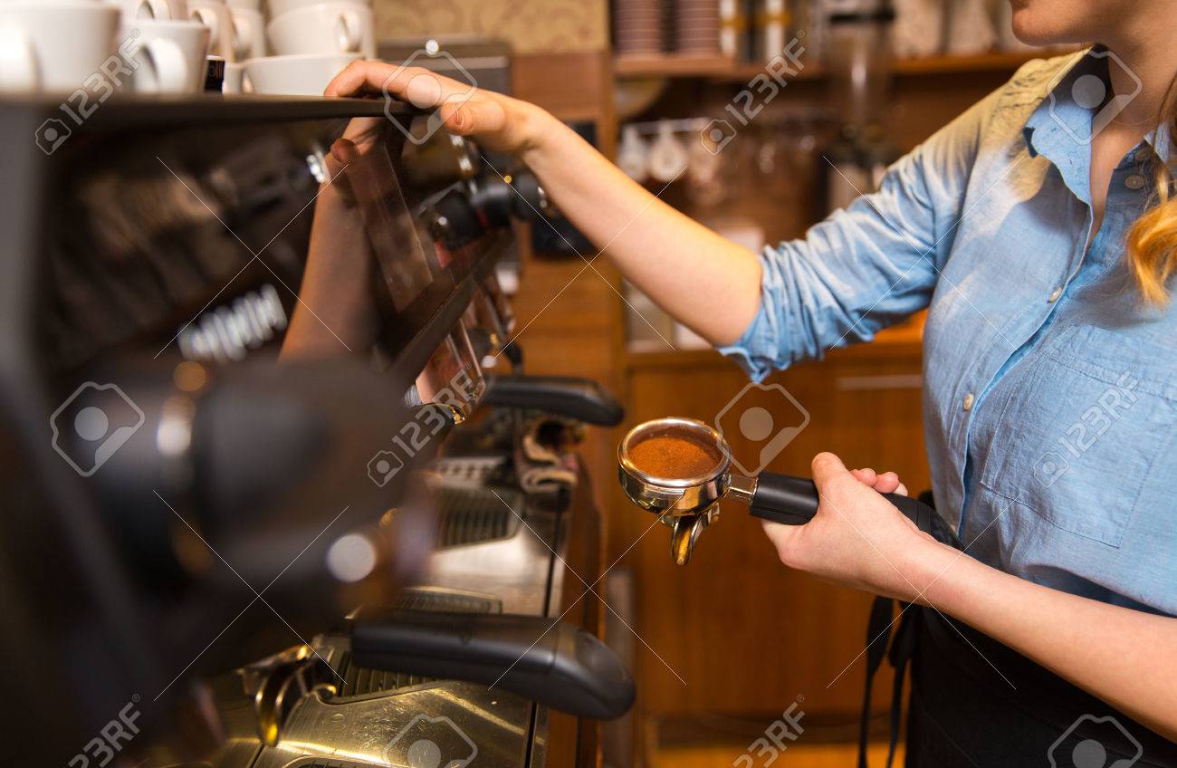 restaurantküchenausrüstungsliste kitchen utensils ausrüstung kaffeestube leute und technologiekonzept nah oben von der frau die kaffee und nah oben von restaurantküchenausrüstungsliste kitchen utensils ausrüstung kaffeestube leute und technologiekonzept nah oben von der frau die kaffee und nah oben von