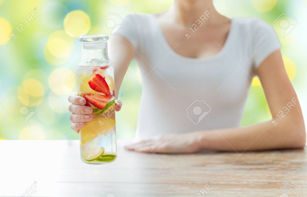 ガラス瓶の中の果実水と女性の緑色のライトの背景の上クローズ アップ健康的な食事 ドリンク ダイエット デトックス 人々 のコンセプト の写真素材 画像素材 Image ガラス瓶の中の果実水と女性の緑色のライトの背景の上クローズ アップ健康的な食事 ドリンク ダイエット デトックス 人々 のコンセプト の写真素材 画像素材 Image
