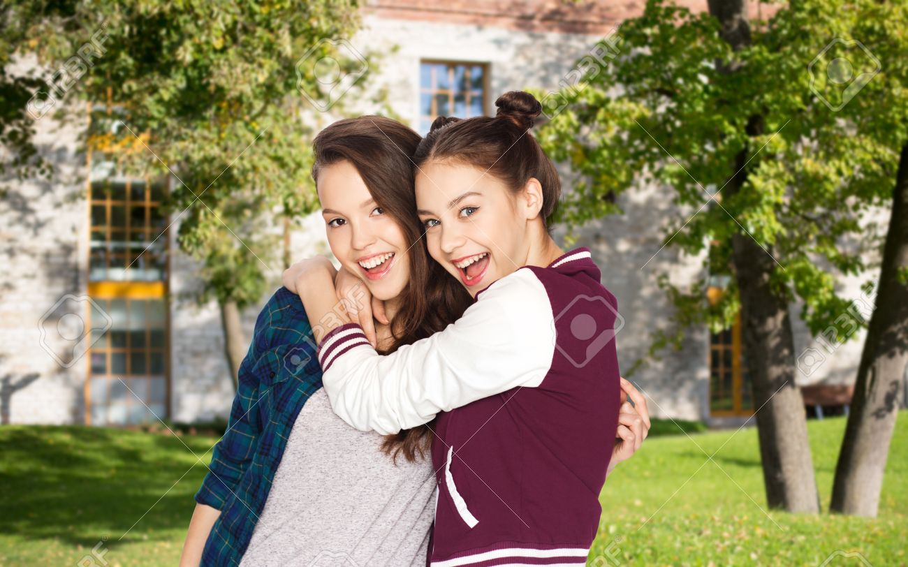 Беседа двух студентов. Общение с друзьями подростки. Радостные подростки. Счастливая девушка подросток. Парень и девушка студенты.