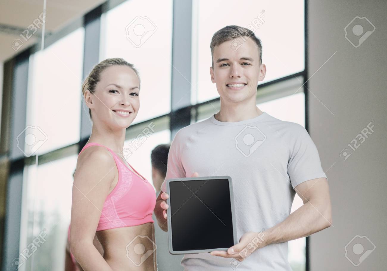 フィットネス スポーツ 広告 技術 ダイエットのコンセプト 若い女性やジムでタブレット Pc 画面でパーソナル トレーナーを笑顔 の写真素材 画像素材 Image 57276193