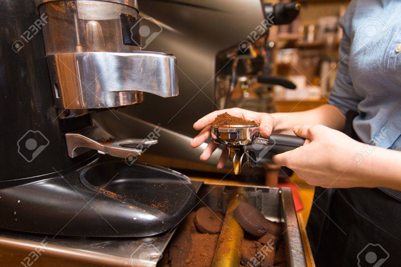 restaurantküchenausrüstungsliste ausrüstung café menschen und technologiekonzept in der nähe von maschine im und in der von restaurantküchenausrüstungsliste ausrüstung café menschen und technologiekonzept in der nähe von maschine im und in der von