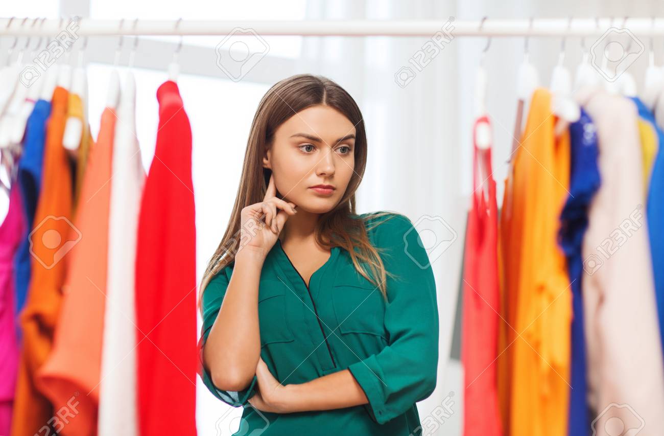 衣料品 ファッション スタイル 人々 コンセプト で服を選ぶ女性ホーム ワードローブ の写真素材 画像素材 Image 59328453