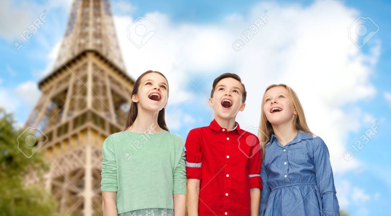 子供の頃 旅行 観光 友情と幸せ驚かれる男の子と女の子を見上げる人々 コンセプトはパリの口を開いてエッフェル タワー背景 の写真素材 画像素材 Image