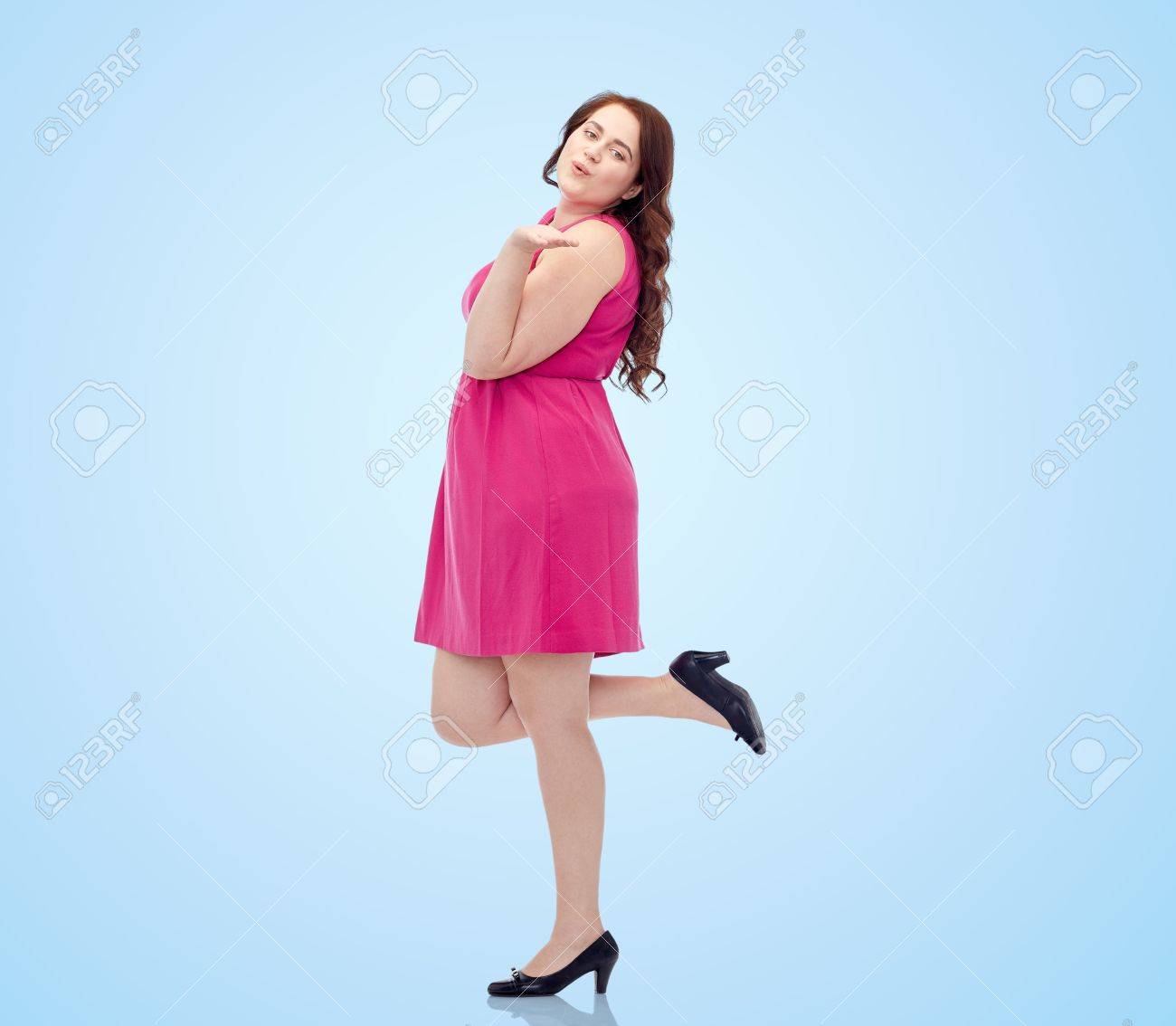Liebe Konzept Valentinstag Und Menschen Gluckliche Junge Frau Plus Grosse Im Rosa Kleid Posiert Und Blasen Kuss Auf Blauem Hintergrund Senden Lizenzfreie Fotos Bilder Und Stock Fotografie Image
