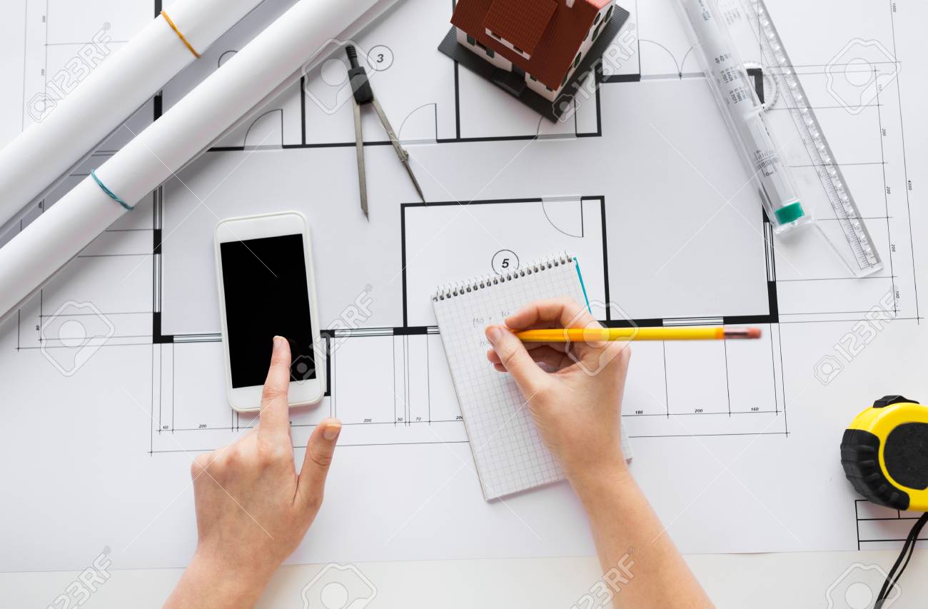 Affaires Architecture Batiment Construction Et Les Gens Concept Gros Plan De L Architecte Main Avec Salon Maison Modele Et L Ecriture De Smarphone Pour Ordinateur Portable Banque D Images Et Photos Libres De Droits