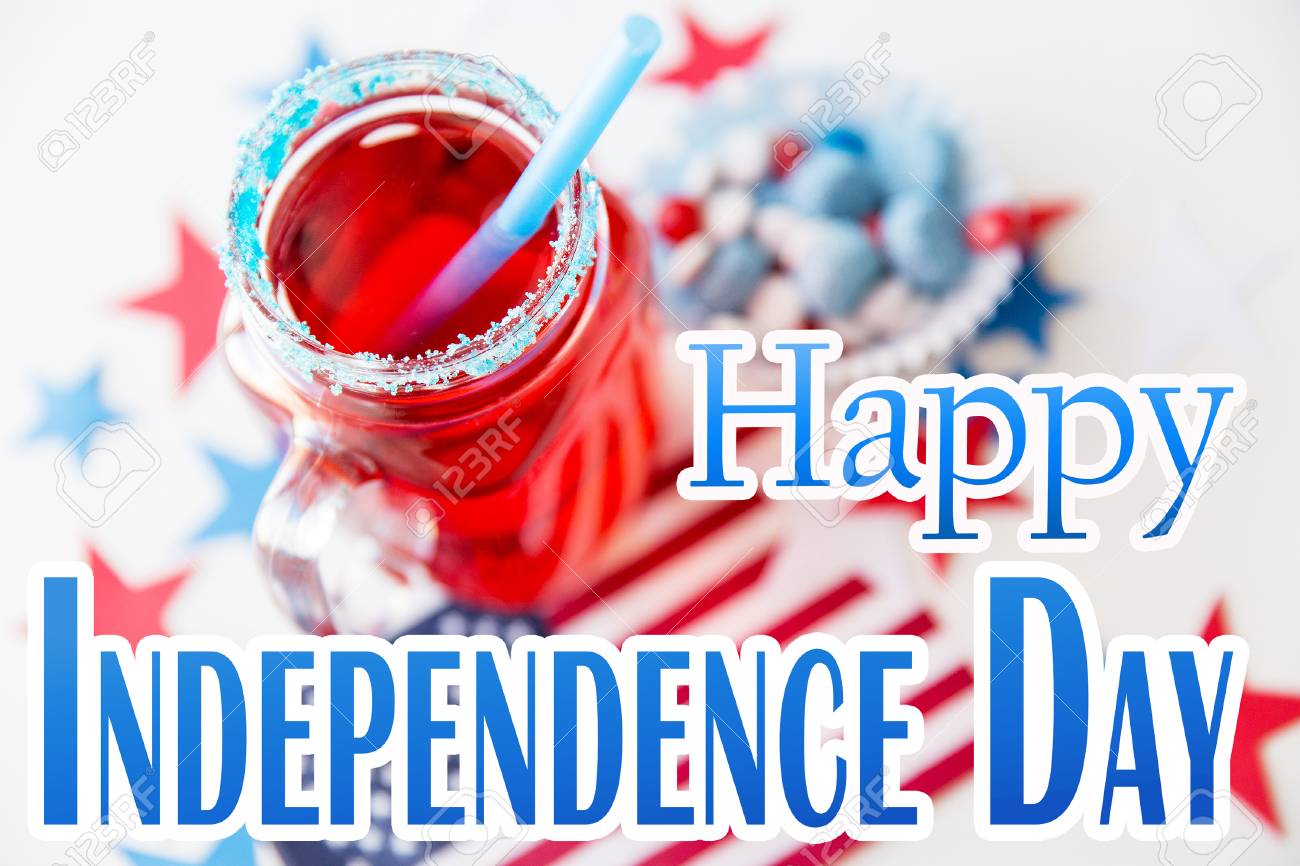 Anniversaire Celebration Patriotisme Et Concept De Vacances Gros Plan De Verre De Jus Drapeau Americain Et Bonbons A La Fete Du 4 Juillet Avec Les Mots Heureux De L Independance Banque D Images
