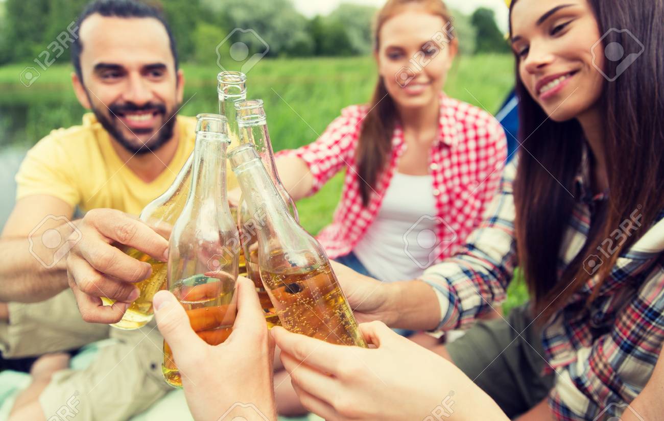 キャンプ 旅行 観光 ハイキング 人々 の概念 ガラスびんをチャリンとキャンプ場でサイダーやビールを飲んで幸せな友達 の写真素材 画像素材 Image キャンプ 旅行 観光 ハイキング 人々 の概念 ガラスびんをチャリンとキャンプ場でサイダーやビールを飲んで幸せな友達 の写真素材 画像素材 Image