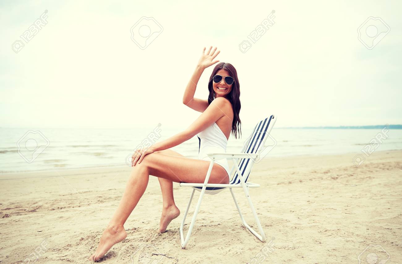 Ferias De Verao Turismo Viagens Feriados E Pessoas Conceito Sorrindo Jovem Tomando Banho De Sol Na Sala De Estar Ou Cadeira Dobravel Apontando O Dedo Na Praia Fotos Retratos Imagenes Y