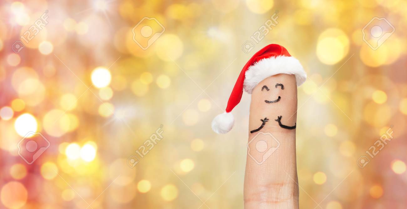 Feiertage, Weihnachten Und Körperteile Konzept - Großaufnahme Von Einem  Finger In Santa Hut Über Lichter Hintergrund Lizenzfreie Fotos, Bilder Und  Stock Fotografie. Image 64677022.