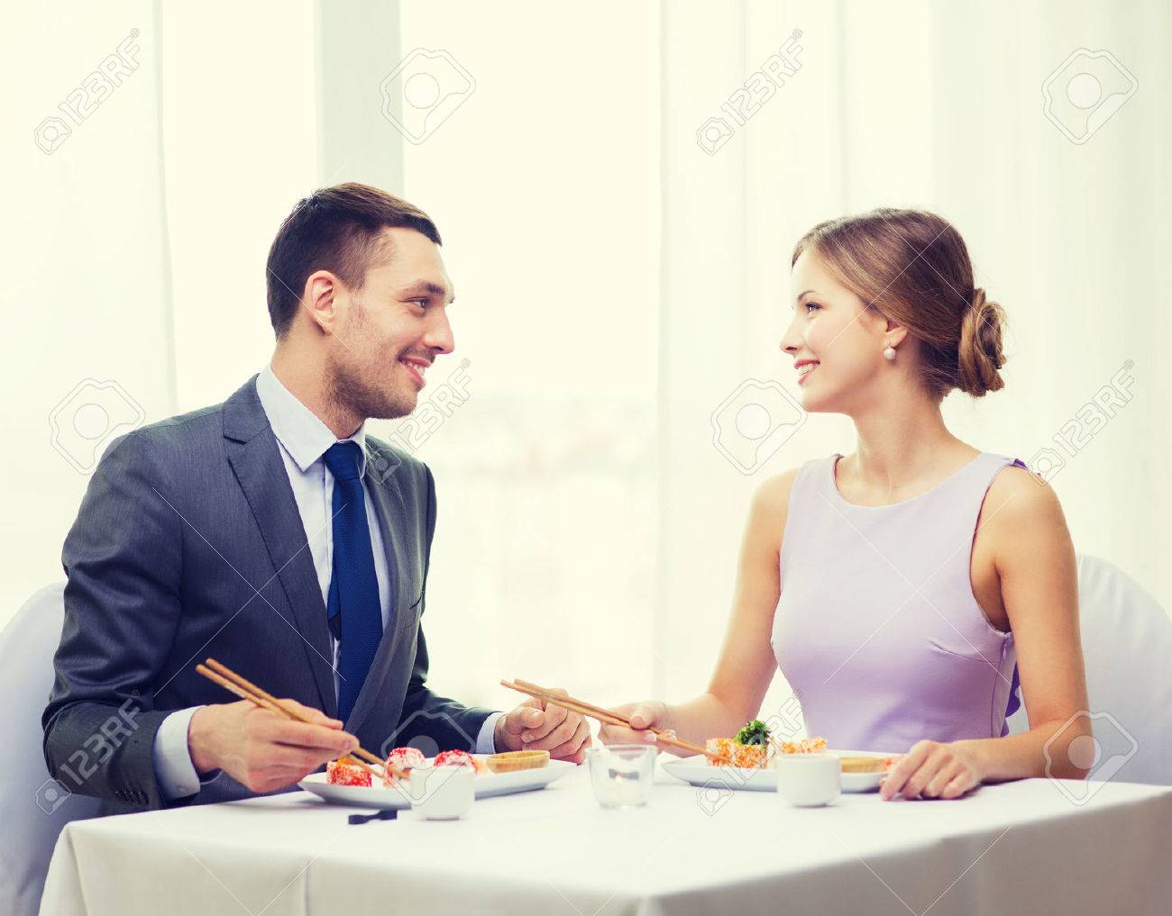 レストラン カップル 休日のコンセプト レストランでお寿司を食べるカップルの笑顔 の写真素材 画像素材 Image