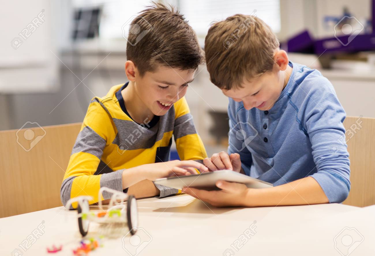 タブレット Pc プログラミング ロボット学校での子どもたち の写真素材 画像素材 Image タブレット Pc プログラミング ロボット学校での子どもたち の写真素材 画像素材 Image