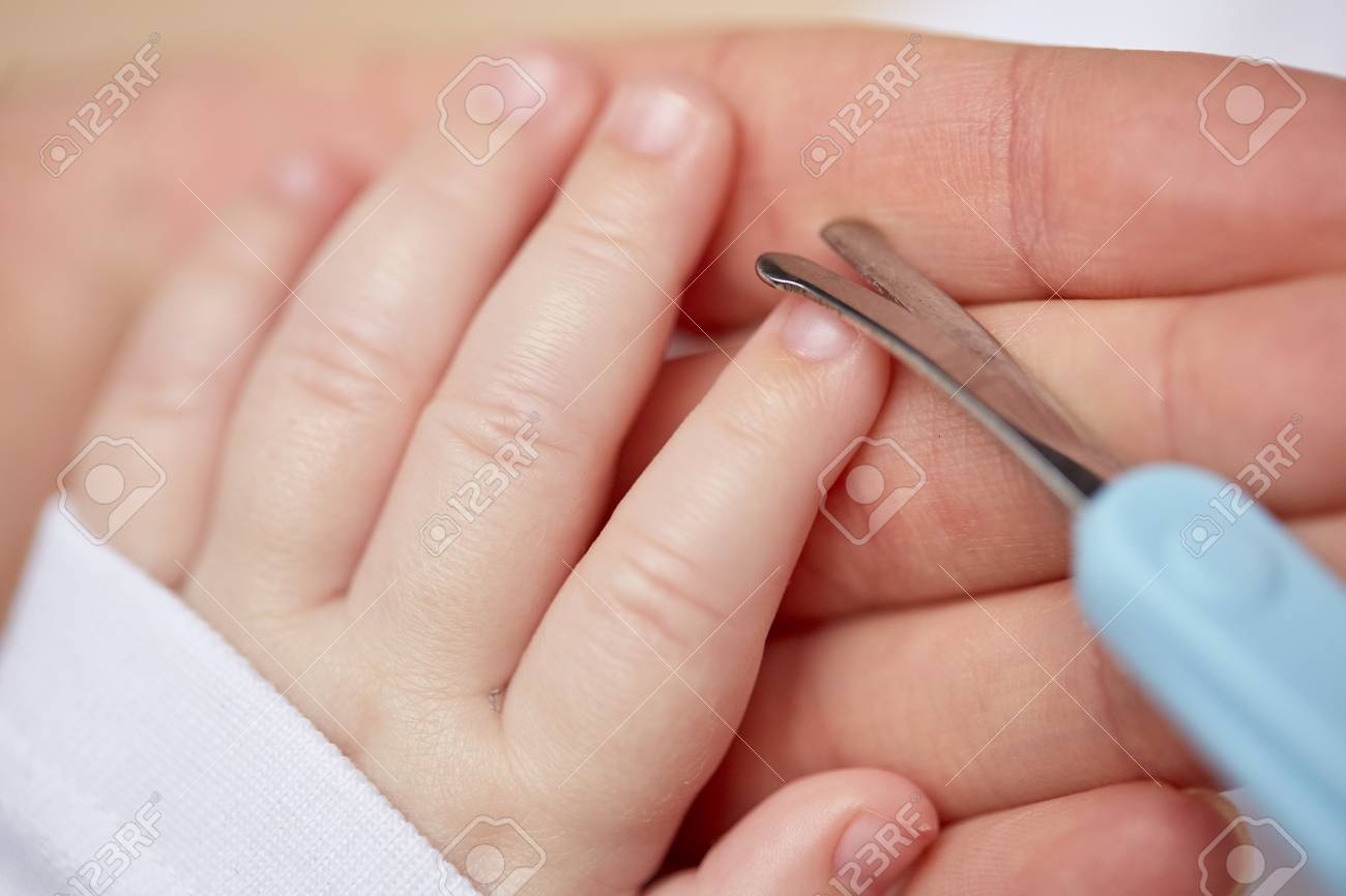 Gros Plan De La Main Avec Des Ciseaux Coupe Des Ongles De Bebe Banque D Images Et Photos Libres De Droits Image